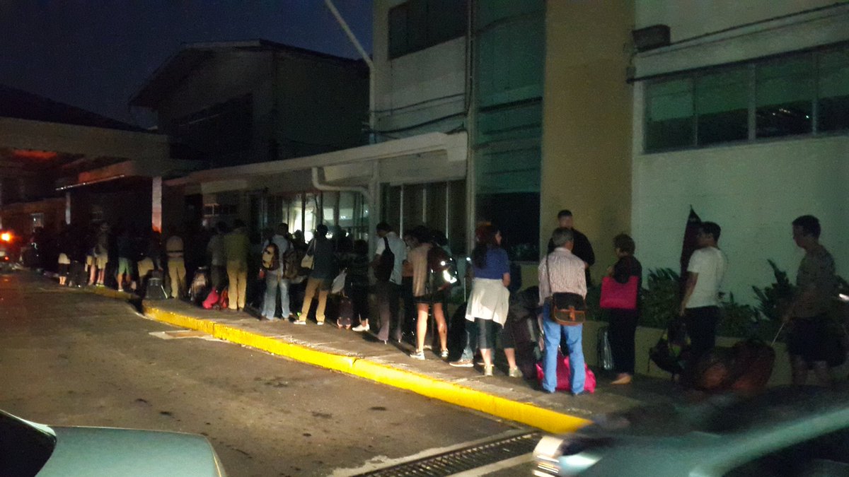 r_arauzjurado's tweet photo. @AlvaroAlvaradoC alvaro el q abre el aeropuerto de albrook de quedó dormido..esto es único en el mundo.turistas? https://t.co/bDgmaPT8YC