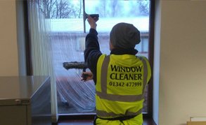 KMCleaningSales's tweet photo. Happy cleaning the internals next job cleaning the outside. Want your windows to look clean call us 01342 477999. https://t.co/CArCo1smxp