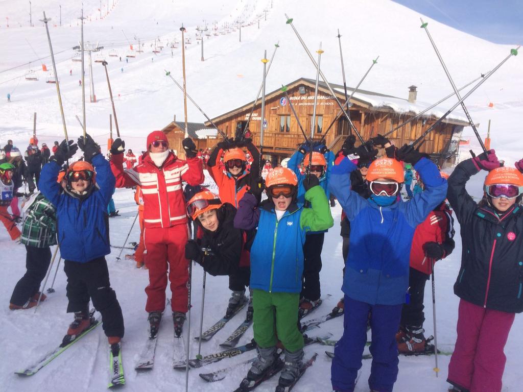 JuniorFreemens's tweet photo. Junior school ski trip 2016 - good morning alpe d'huez. Morning lessons finished back in time for lunch #CLFSski2016 https://t.co/a0curpexm2