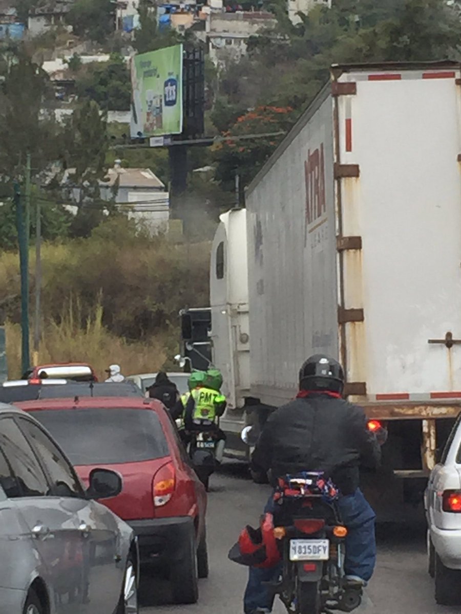 MmMariamarta's tweet photo. #enguatesevale que los policias de Emetra inventen un carril para motos y todos los demas motoristas los sigan. https://t.co/bPP6q59r0u