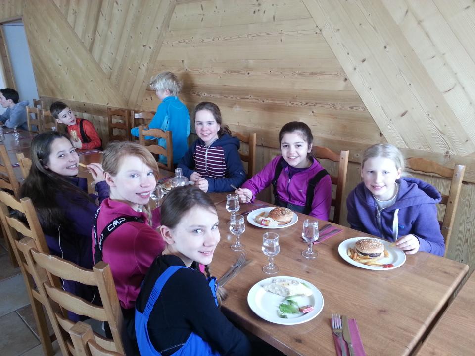JuniorFreemens's tweet photo. Junior school ski trip 2016 - burgers and lots of salad stuff for lunch #filling #fuel #CLFSski2016 #clfs #lunch https://t.co/KSO9tTJFBw