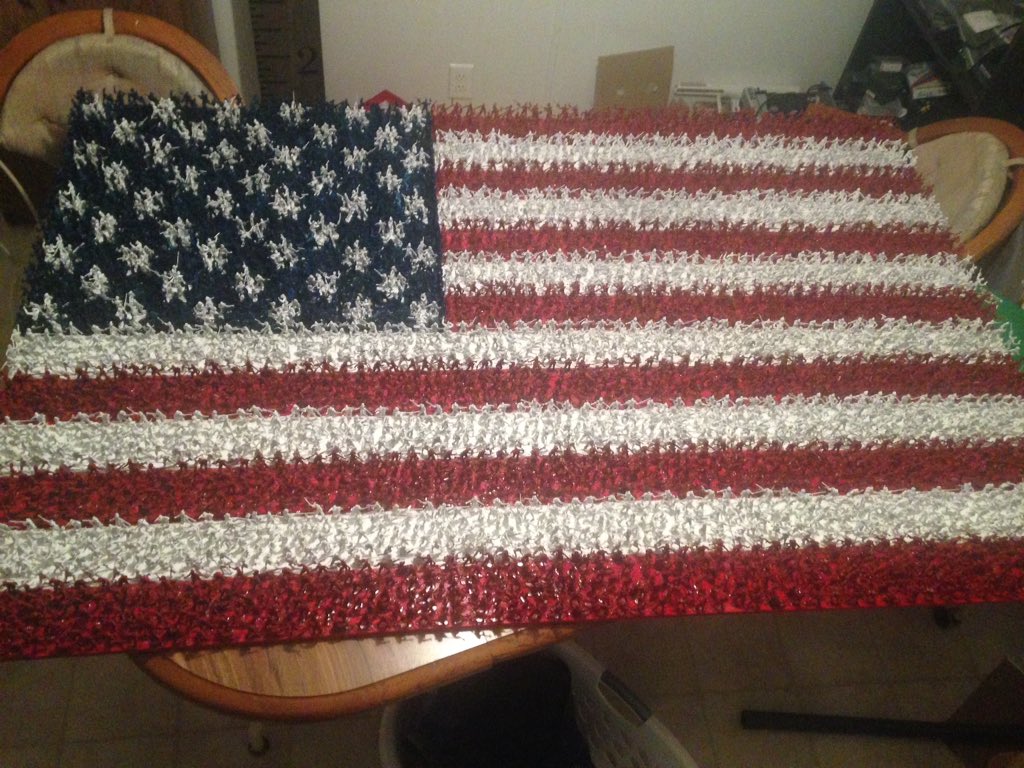 Feazel26's tweet image. The most patriotic piece of art I&apos;ve ever made. A 4ft X 6ft USA flag made of army guys

56 hours of work
4,466 guys