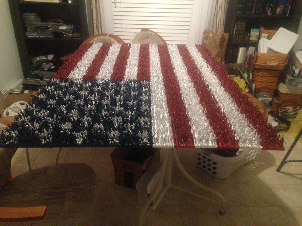 Feazel26's tweet image. The most patriotic piece of art I&apos;ve ever made. A 4ft X 6ft USA flag made of army guys

56 hours of work
4,466 guys