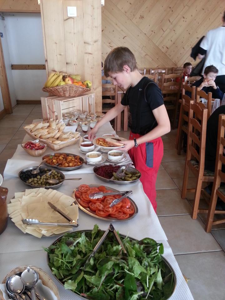 JuniorFreemens's tweet photo. Junior school ski trip 2016 - more from lunch! #CLFSski2016 #skiing #lunch https://t.co/ypVoJXj5GD
