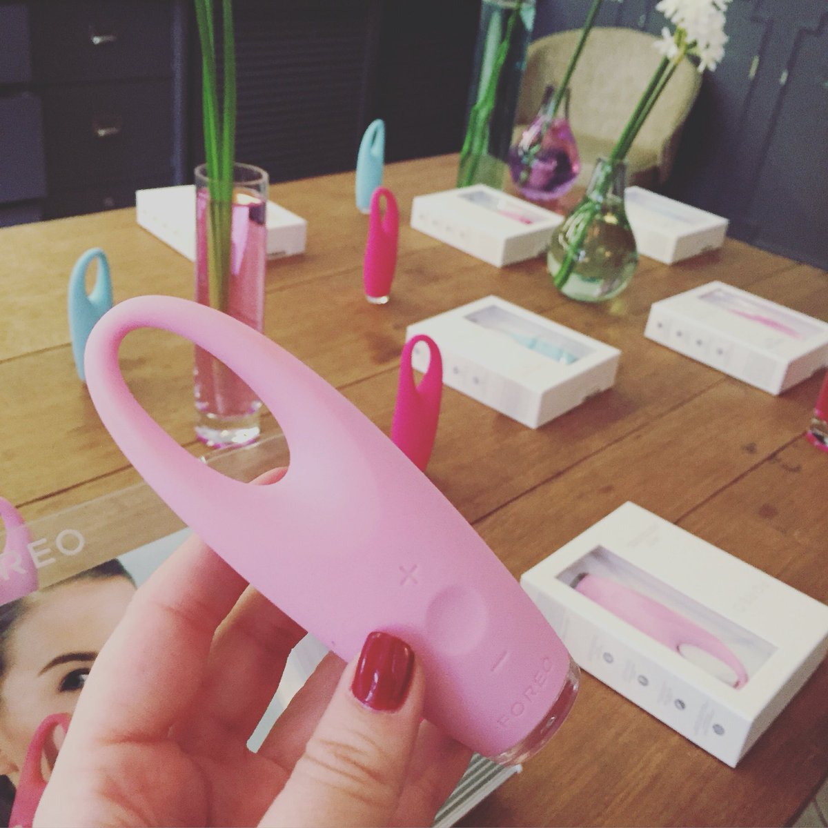 saraialma's tweet photo. Conociendo #irisbyforeo un nuevo producto de cuidado facial, específico para el contorno de ojos #foreolover https://t.co/n0bc8OMXyk