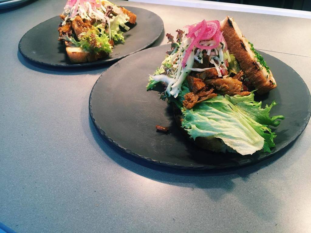 nervositee's tweet photo. Ukas: pulled pork sandwich med chipotle-mayo! https://t.co/oJQq3Dmirl https://t.co/OlZ3n0NQbR
