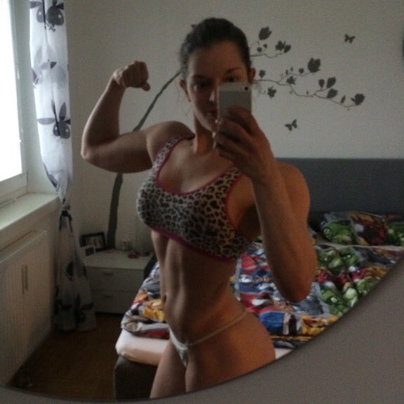 teamfitnessglam's tweet photo. Morning flex 💕💪🏻 #competitiondiet #9weeksout #athlete #ifbbaustria https://t.co/tclNquzTFj