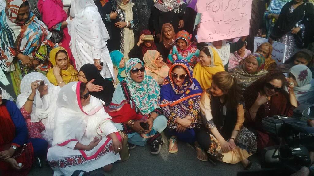 mediacellmalir1's tweet photo. Karachi: PPP women's wing | protesting against ECP for reducing Women's reserved seats from 33% to 22% #LBpolls2015 https://t.co/nd8JN6n2YW