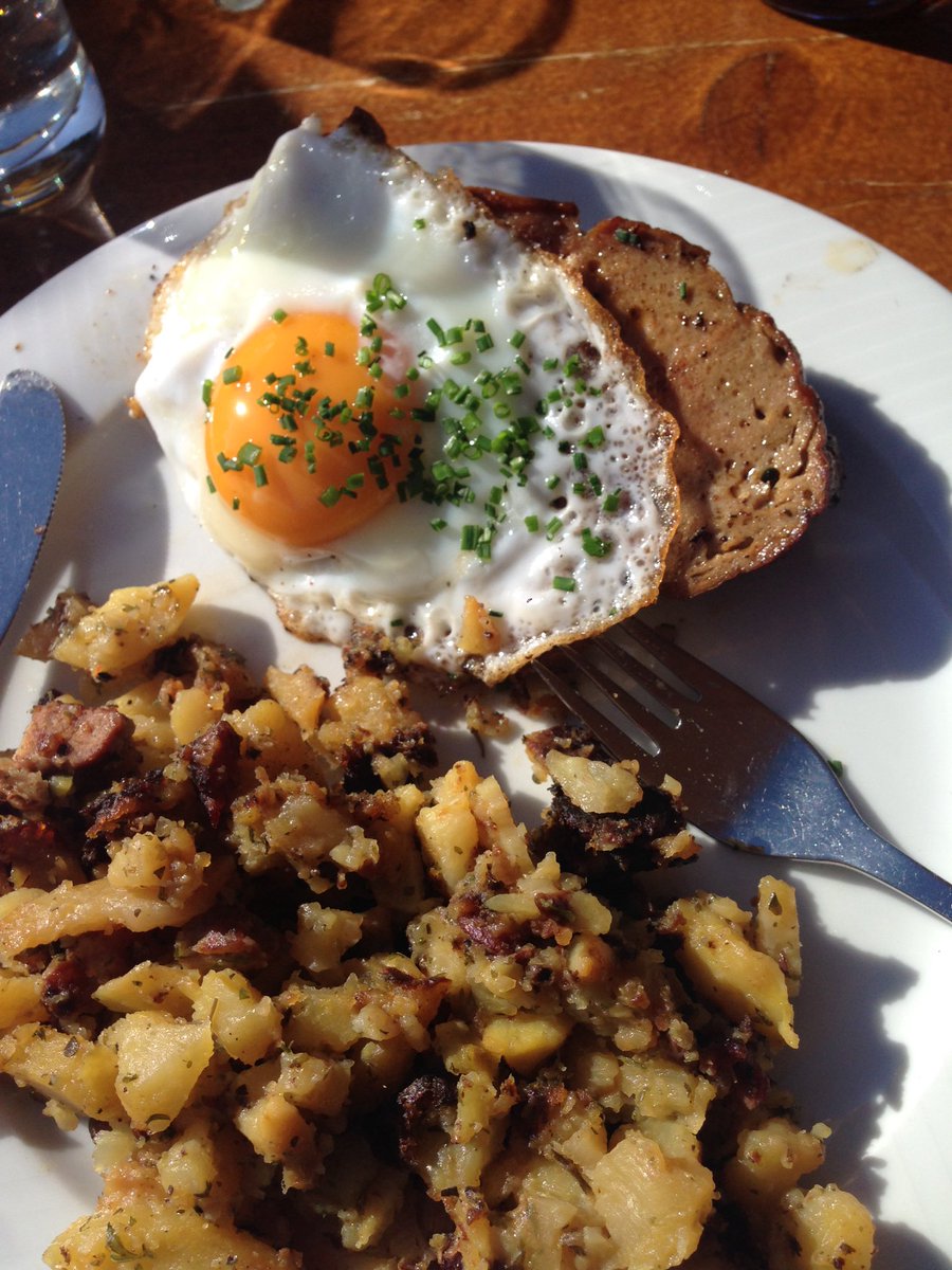 BreukerHan's tweet photo. #FleischKäse essen auf die Terrasse von's  #Vogelnestl #Eggalm @zillertal_at https://t.co/n0UiUfPu22