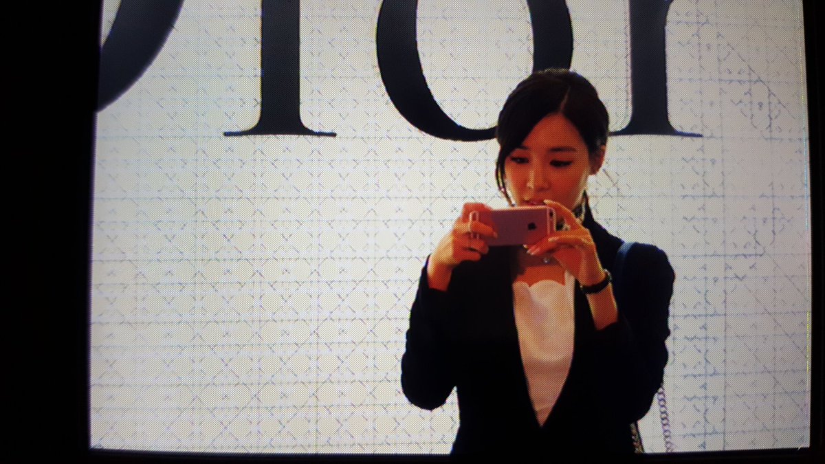 [PIC][17-02-2016]Tiffany khởi hành đi Thái Lan để tham dự sự kiện khai trương chi nhánh của thương hiệu "Christian Dior" vào hôm nay - Page 3 CbfwzJjUUAIyKzJ