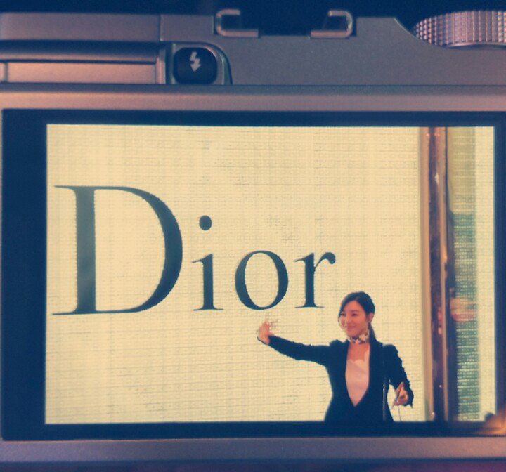 [PIC][17-02-2016]Tiffany khởi hành đi Thái Lan để tham dự sự kiện khai trương chi nhánh của thương hiệu "Christian Dior" vào hôm nay - Page 3 CbfxN1oUsAAxzTs