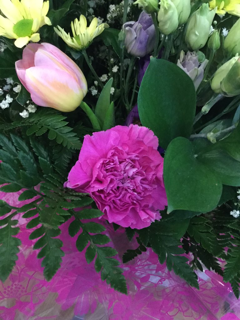 msgrace1507's tweet photo. Grandparents gorgeous diamond wedding flowers bought from @Garforthgrocer 💕💎 they're fabulous💕💎 https://t.co/lGOxfMeabs