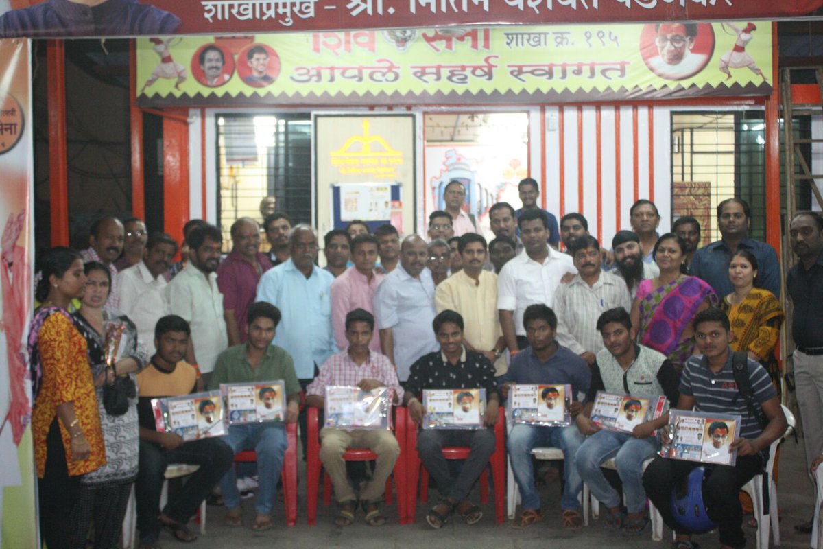MikalpeshShah's tweet photo. #SS #B.V.S Wadala Ex-Vibhagsangatak #Ritesh_sawant distributed #ExamPad #Compass to H.S.C &amp; S.S.C students for Exams https://t.co/nrV6bs0qfn