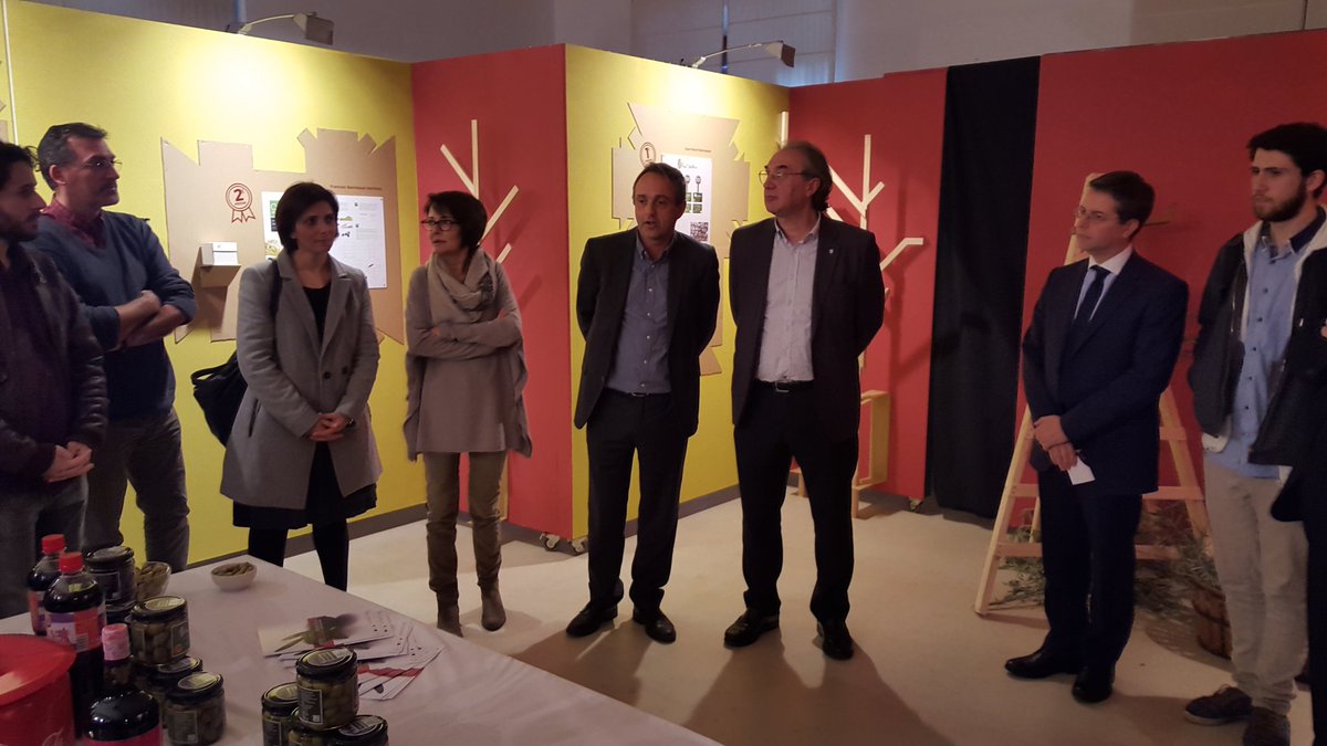 OlivadeMallorca's tweet photo. Miquel Gual, president de la #DOPOlivadeMallorca inaugura l'exposició #Verdanegratrencada a #ESDIB https://t.co/eycyHwIOi4