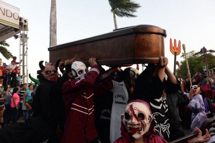 laprensa's tweet photo. #FIPG2016: Entierran “el dolor de los árboles cortados” en carnaval poético: https://t.co/LHvzp664lf https://t.co/DIQfuNehb8