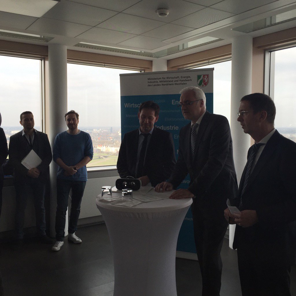 SwenjaHintzen's tweet photo. #mwc2016 #pressconference #kickoff #mobilepower #secusmart #Duesseldorf #garreltduin https://t.co/pT9HnimKJ7