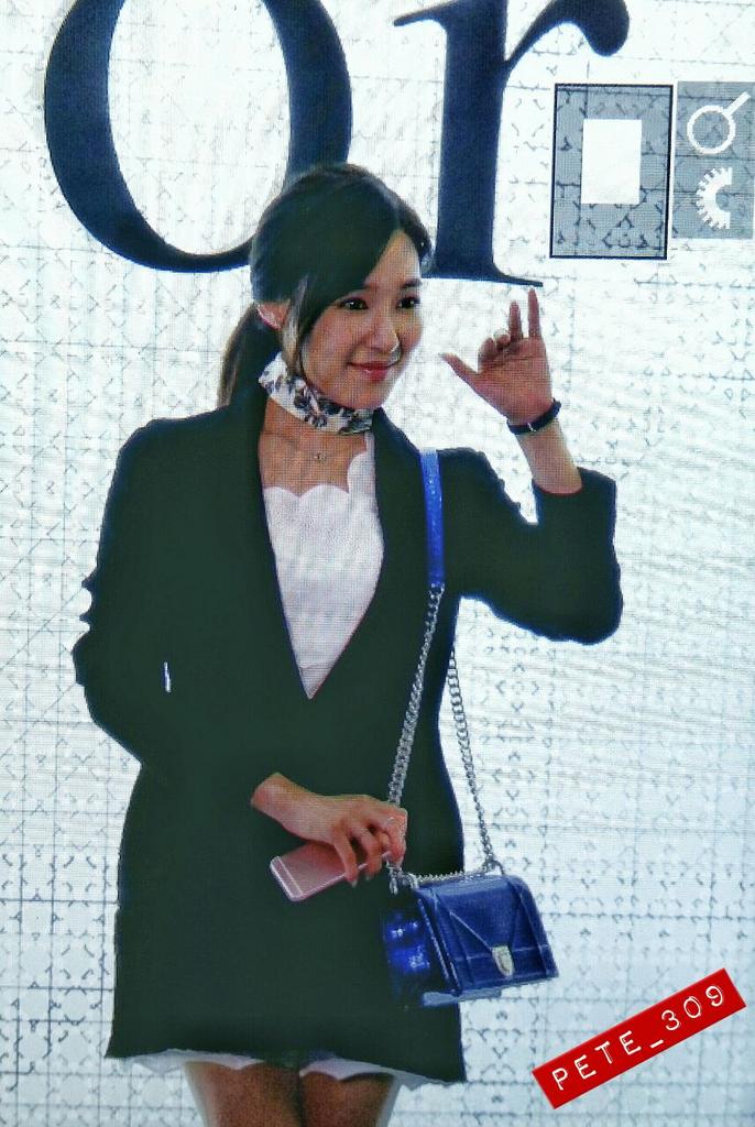 [PIC][17-02-2016]Tiffany khởi hành đi Thái Lan để tham dự sự kiện khai trương chi nhánh của thương hiệu "Christian Dior" vào hôm nay - Page 2 CbfzT9_UEAAElVG