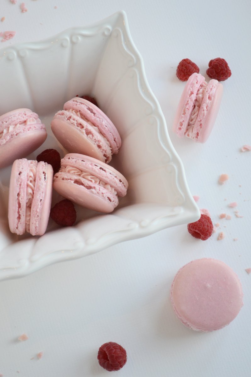 PrettyFancyCake's tweet image. Pink macarons...They make really sweet Wedding Favours or perfect as part of a dessert table #wedding #macaron #pink