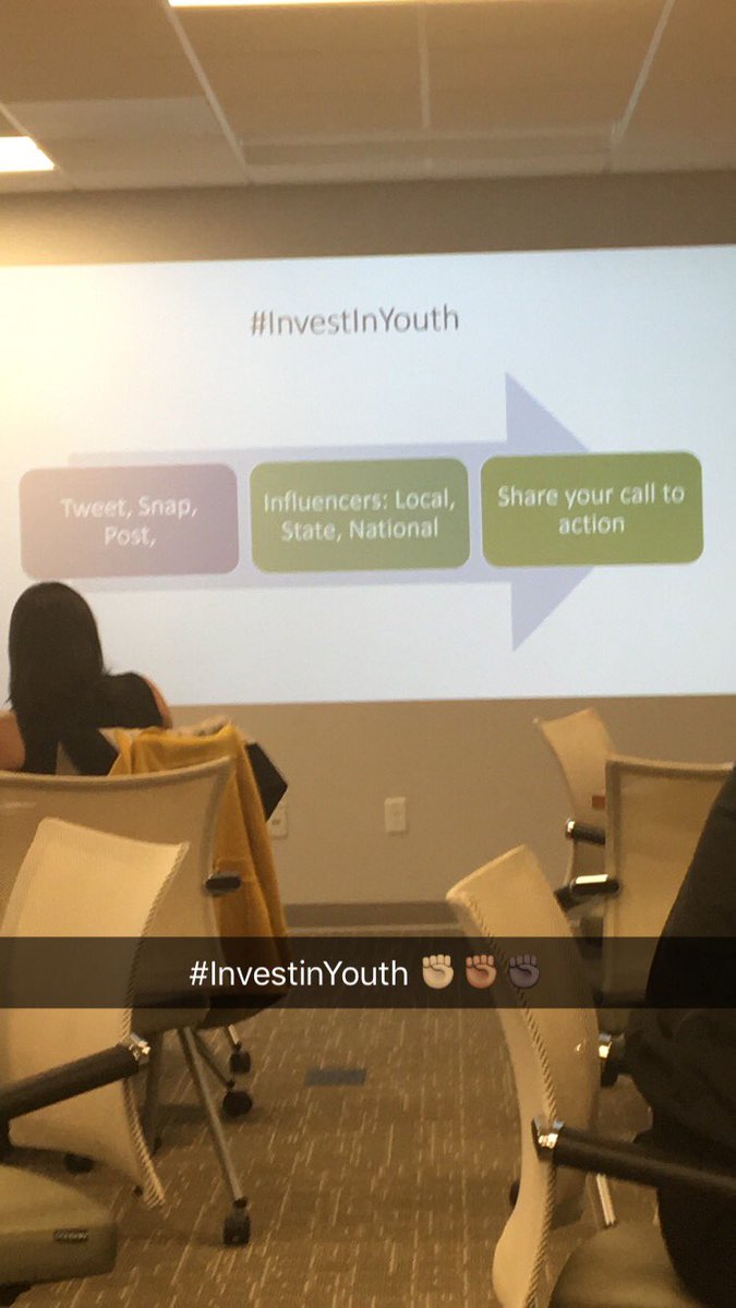 WhoIsDayis's tweet photo. 👌🏽 presentation from #AlheliCuenca on youth organizing #investInPossibility #healthequity @CalEndow_es @Greenlining https://t.co/FiA27NCt8G