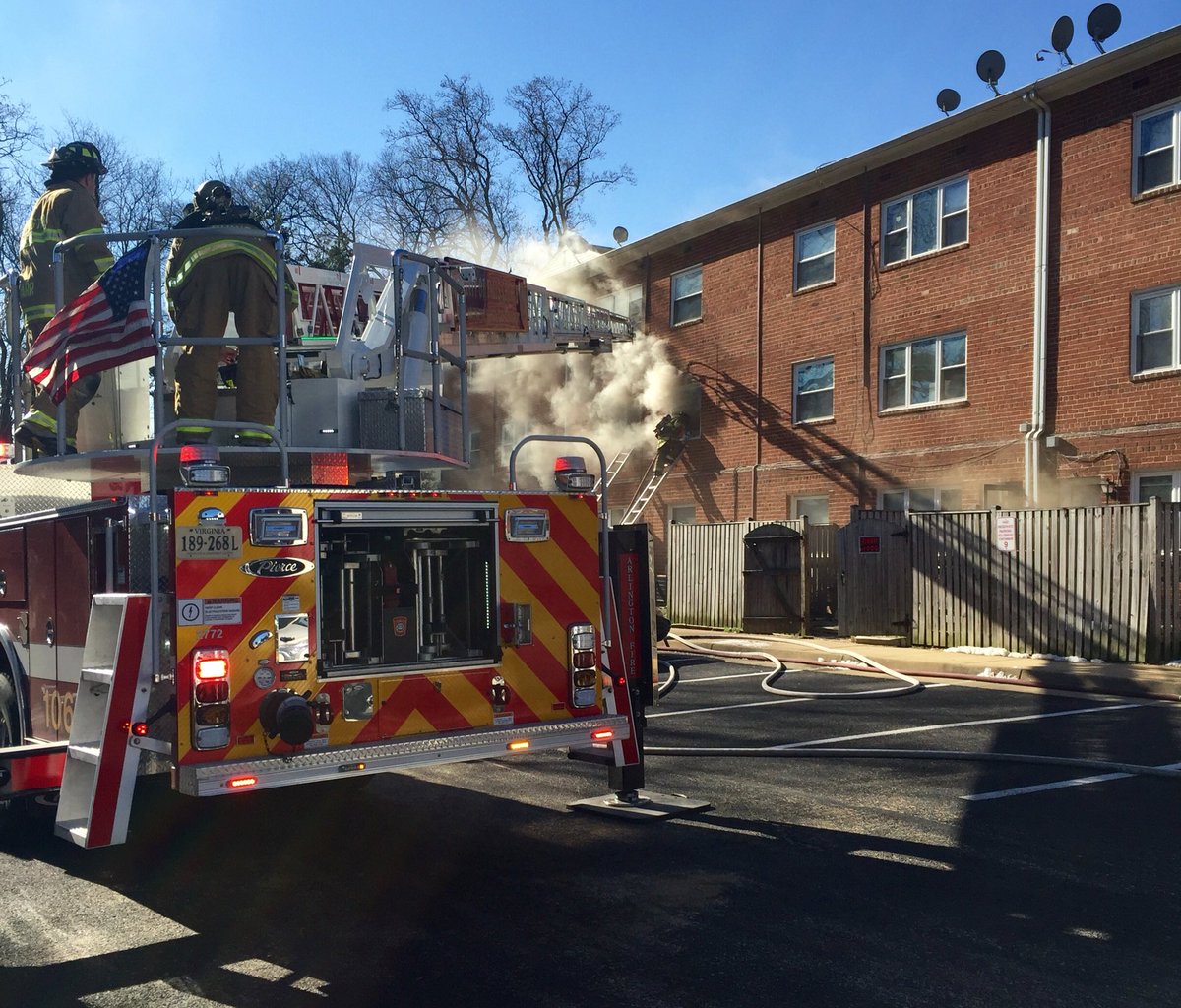 ArlingtonVaFD's tweet image. More pics of #ACFD units operating on a 2-alarm fire in Fairfax County early today.  #MutualBox #AutomaticAid