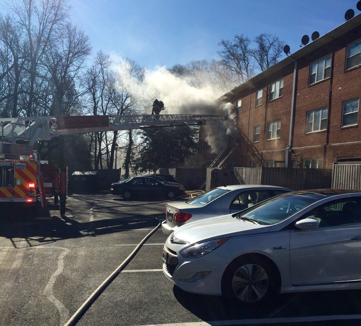 ArlingtonVaFD's tweet image. More pics of #ACFD units operating on a 2-alarm fire in Fairfax County early today.  #MutualBox #AutomaticAid