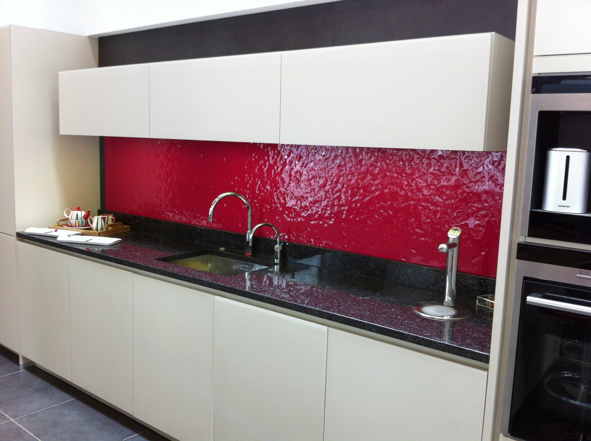 DECOGLAZE's tweet photo. DecoKiln Rock splashback in Raspberry https://t.co/LZdJ3EsVGt