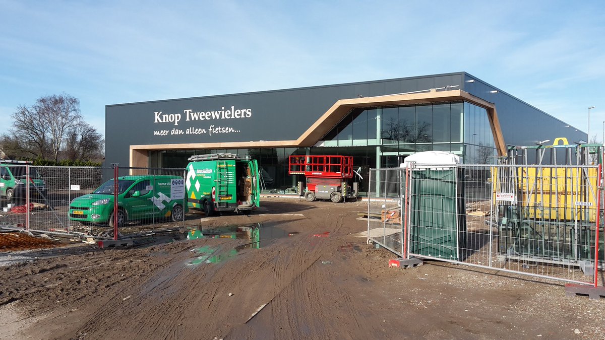 Gestart met het schilderwerk bij Knop tweewielers te Kruiningen.