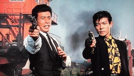 B T くれーじーくえいるﾋ窓口 銃の構え方選手権 あぶない刑事より 左手を胸の辺りに添えるタカのワンハンドシューティング タカのというよりは舘氏本人の癖らしい T Co 0vj24pioje Twitter