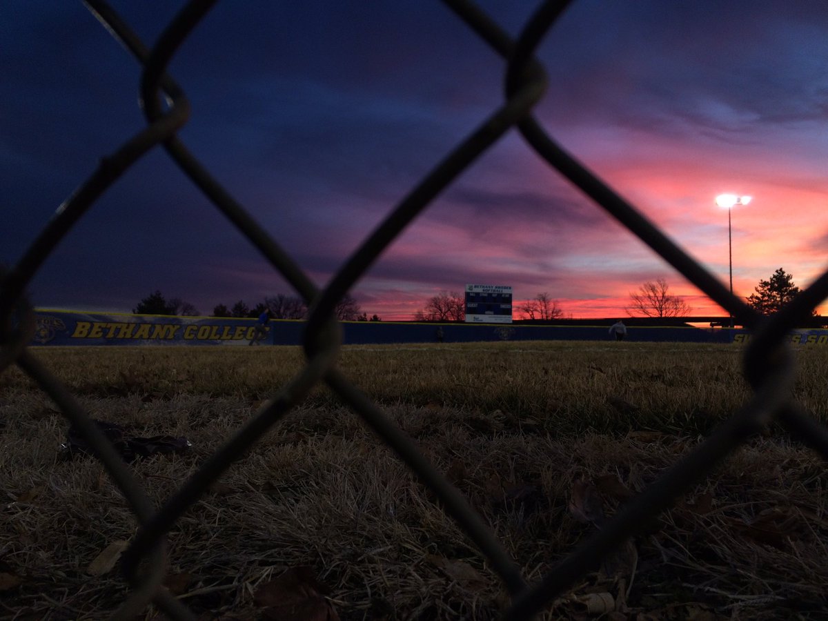 SwedesSoftball's tweet photo. Our view this morning. #SunriseSoftball #WillToWinDesireToSucceed #LetsGoSwedes https://t.co/VypqT9NVCc