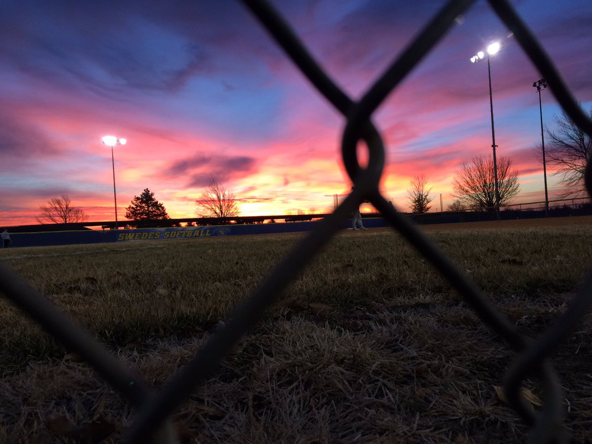 SwedesSoftball's tweet photo. Our view this morning. #SunriseSoftball #WillToWinDesireToSucceed #LetsGoSwedes https://t.co/VypqT9NVCc