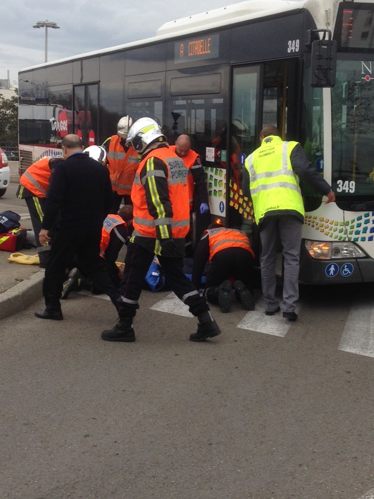 pompiersdugard's tweet photo. Exercice #SP30 en #Formation
#MSP (Mise en Situation Professionnelle)
#APC
Piéton renversé par #bus
#EDSP30 #SDIS30 https://t.co/vyLqhUzRAn