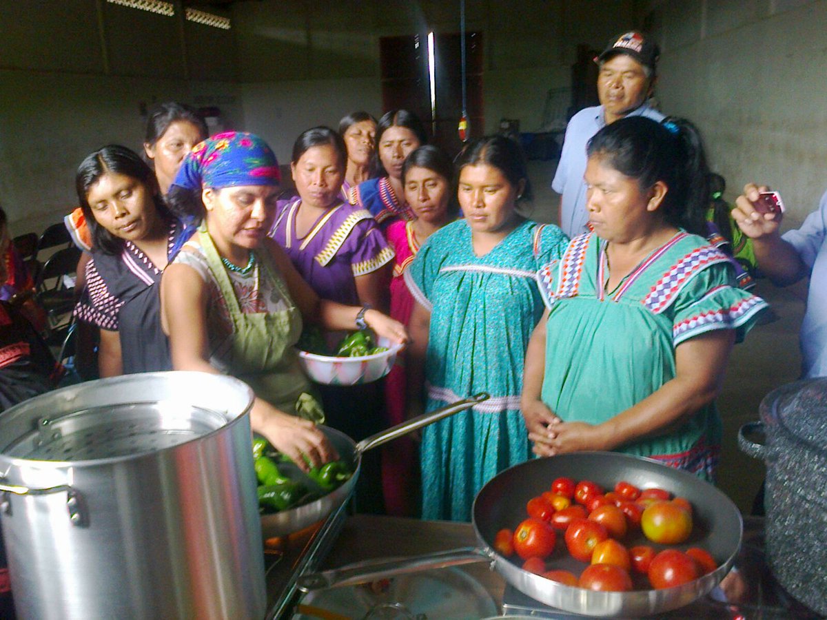 PartnersAgFood's tweet photo. In #Panama, a @FarmertoFarmer volunteer works with Ngabe women on processing and canning tomatoes, sauces, &amp; salsas! https://t.co/2uJkaJhiFb