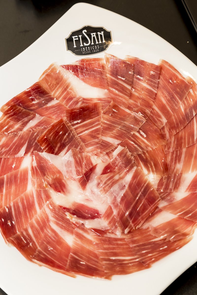 ibericosfisan's tweet photo. ¿Quieres comprar nuestro #JamonDeBellotaGR #FISAN? ¡Sólo los encontrarás en las mejores charcuterías y restaurantes! https://t.co/SIBDSrGiSt