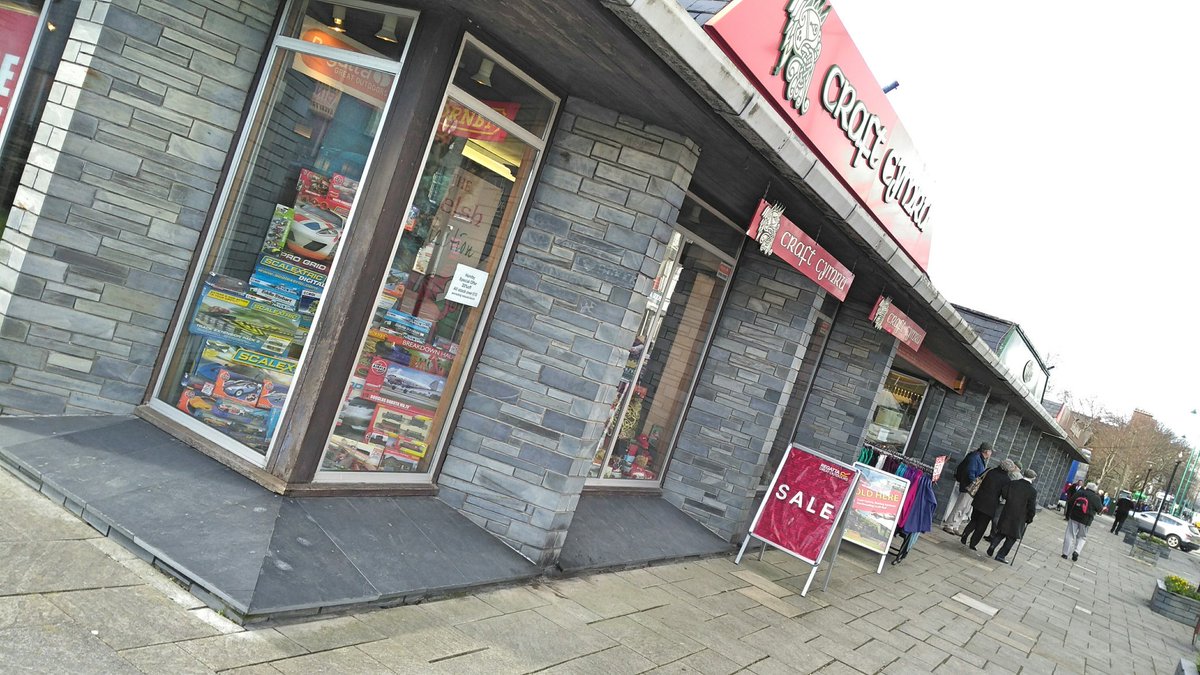 InterCity82's tweet photo. I recommend this shop in Porthmadog! Can you guess why? :D @hornby #P2class #happywill https://t.co/qjj89WHQJ9