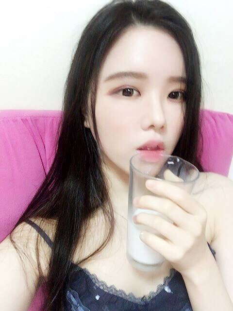 고두림이 가슴에 우유 흘리고 찍은 사진 | 인스티즈