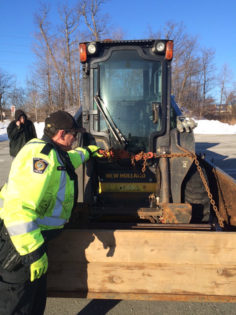 HRPSCMV's tweet photo. @haltonpolice CMV inspectors stopped veh @CityOfBurlington for unsafe tires veh loaded no defects noted @CVSA  ^so https://t.co/zZPoBctHxb