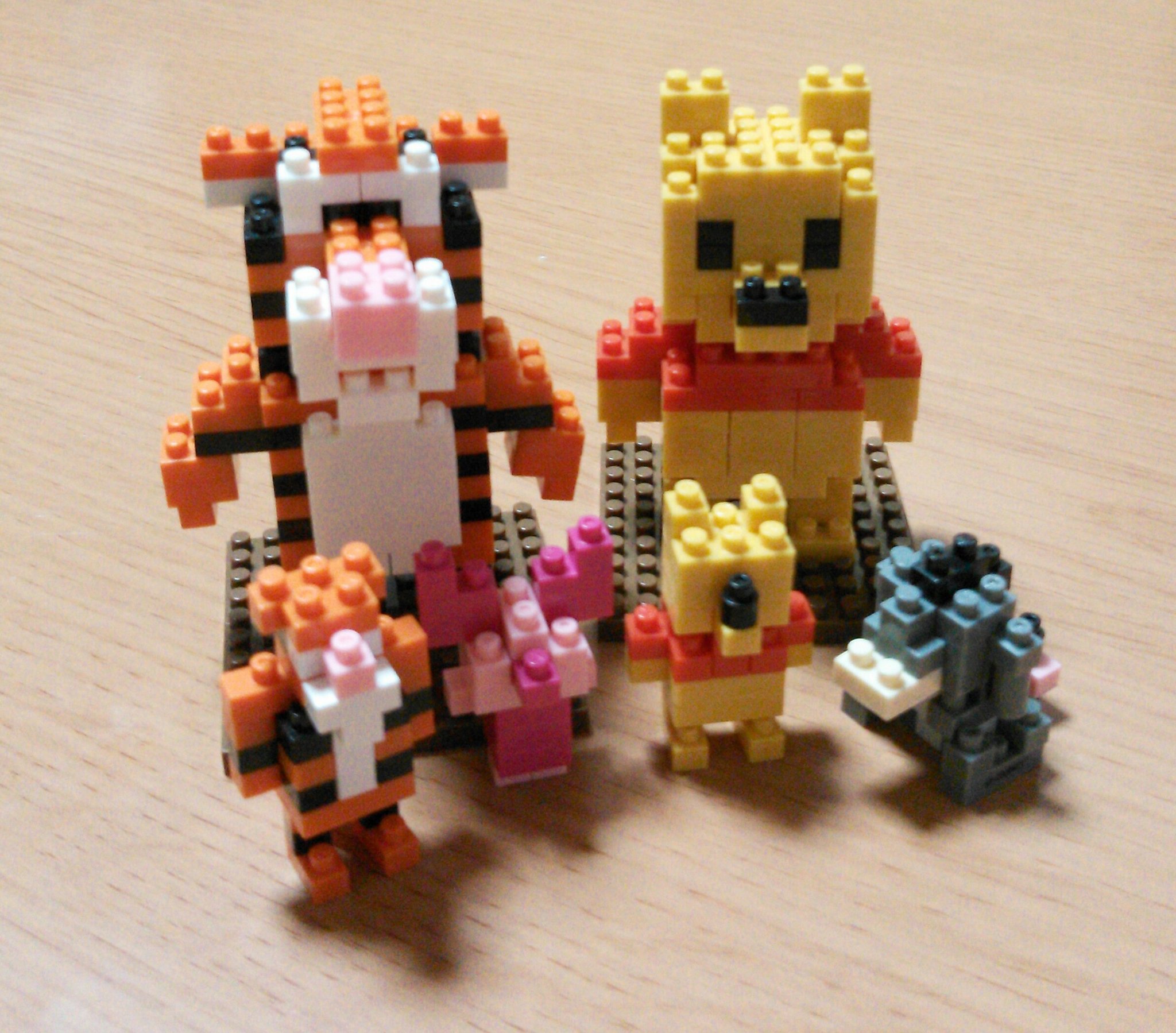 まる やっとマメナノちゃん作った 今甥っ子プーさんブームなのでとりあえずプーさんシリーズから ディズニーロゴブロックをドコに使うかで軽く悩みました笑 ナノブロック マメナノ T Co Qd6p5fp5cf Twitter