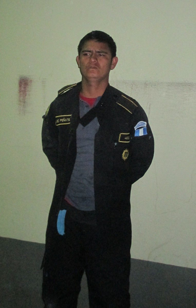 NOTICIAS_JALAPA's tweet photo. #Jalapa: Falso #PNC capturado, bajo efectos de licor, con uniforme robado, en Z1 Jalapa. Via #PNC https://t.co/XulGHwfOTh