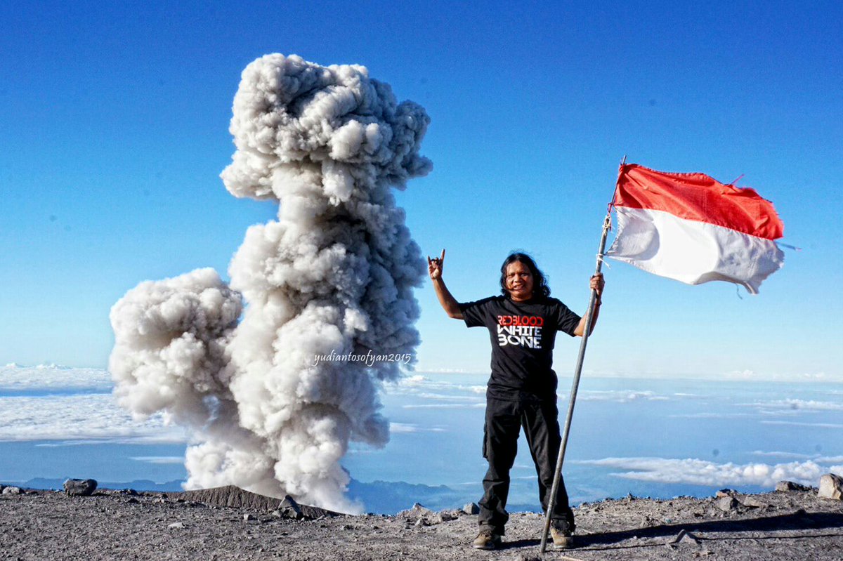 rbwbindonesia's tweet photo. Suatu hari di puncak Mahameru - Semeru 3676 dpl di thn 2015 ✌😎✌ #RBWBadventureTeam https://t.co/PuqGFiFfSj