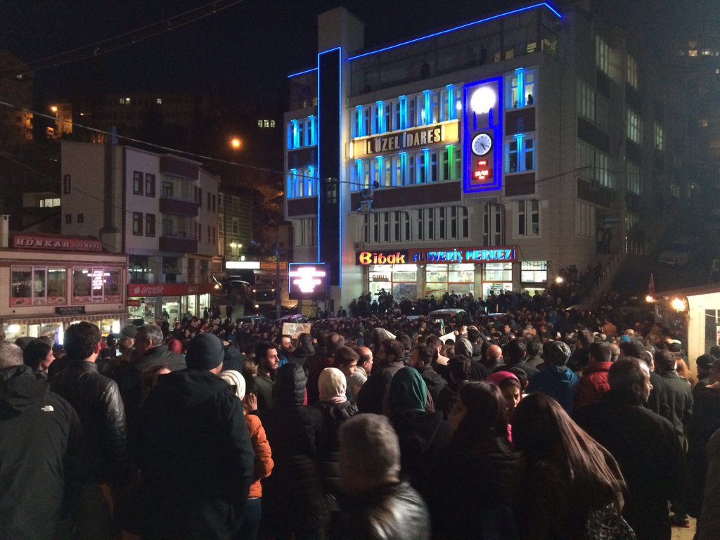 yayinkacagi's tweet photo. Lütfen destek olalım! 

Binlerce Artvinli Valilik önünde sloganlarla toplanma sürüyor #direnCerattepe https://t.co/hJEVURM5I3