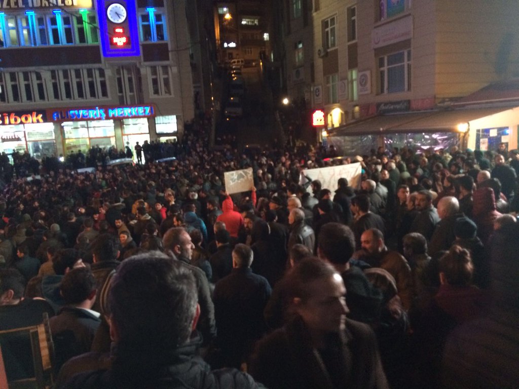 yayinkacagi's tweet photo. Lütfen destek olalım! 

Binlerce Artvinli Valilik önünde sloganlarla toplanma sürüyor #direnCerattepe https://t.co/hJEVURM5I3