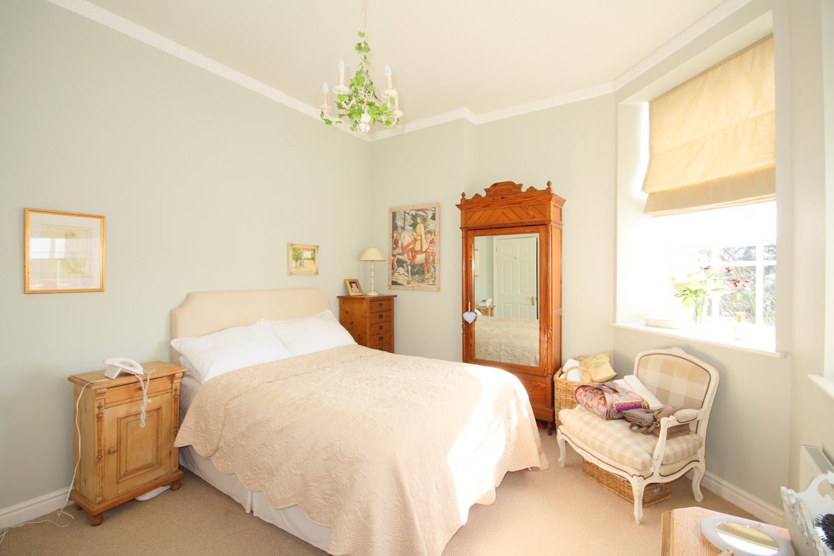 rightmove.co.uk/property-for-s…
Take a look a this beautiful house on the popular Drew's Pond development.