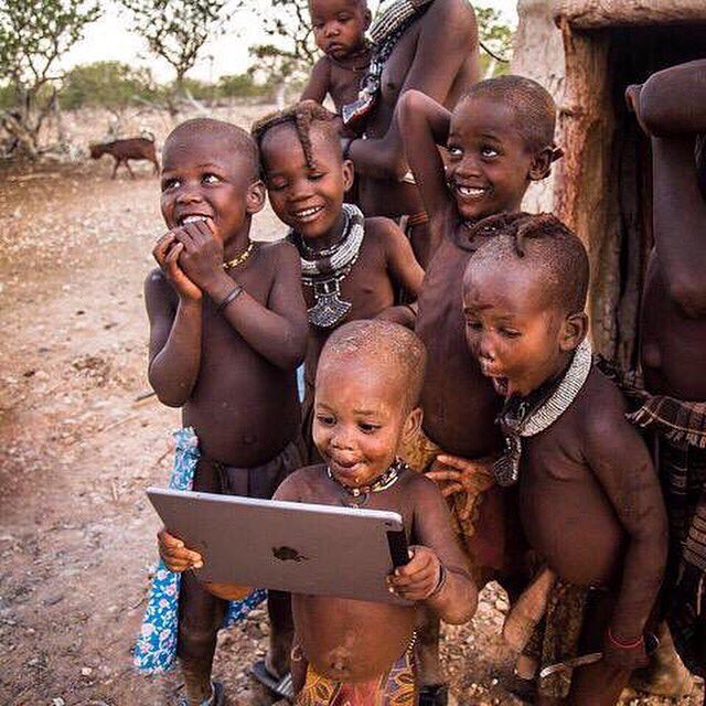 Afrika'da ilk kez ipad kullanan çocuklar. Dünya'nın en güzel görüntülerinden biri 🙏 #happiness