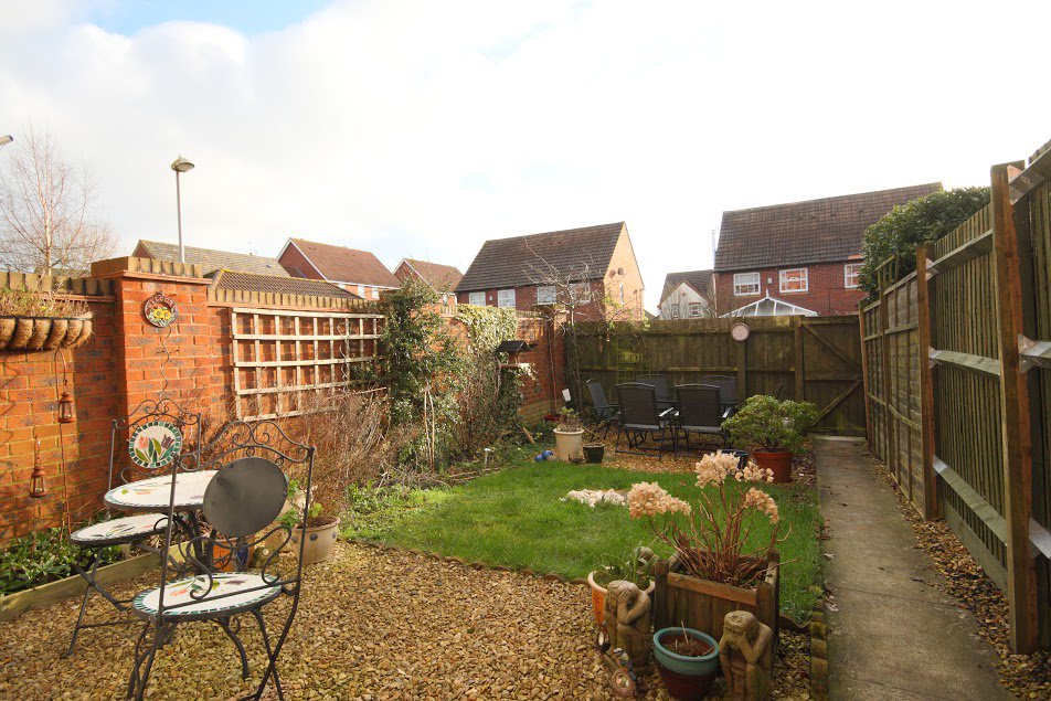 rightmove.co.uk/property-for-s… 
Check out this spacious 4 bed house on the outskirts of Devizes. Call to arrange a viewing
