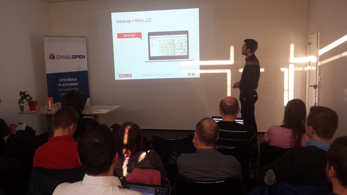 InteligentEmail's tweet photo. O.Vjaclovský o emailu v Mallu na #emailopen. Na slajdu automatizace cross sell, dále posílají op.košík a welcome https://t.co/iuNdADjiLJ