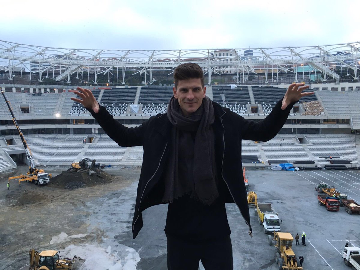 Süper #MarioGomez sadece gol atmıyor, koltuk montajına da yardım ediyor. #HasretBitiyor #Beşiktaş @vodafonearena 😀👏