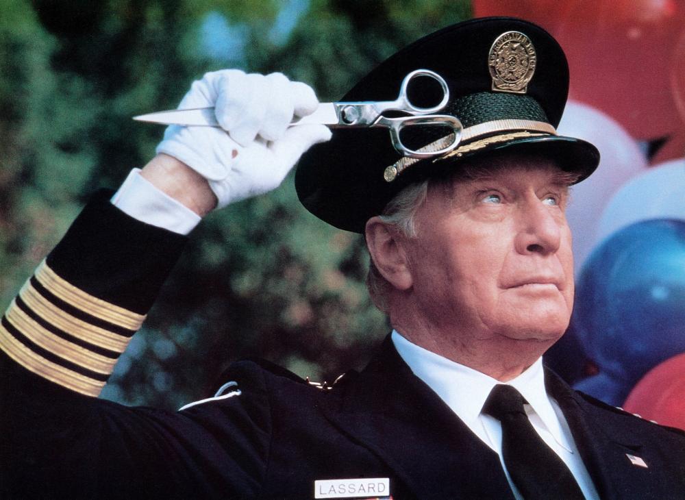 latpress's tweet photo. #Murió #GeorgeGaynes, el comandante #Lassard de la “Loca academia de policía” https://t.co/UTF68hPBAs https://t.co/cCTcNmlbsc