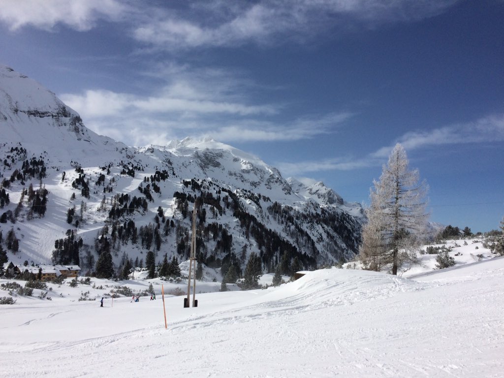 SHSsociology's tweet photo. @StroudHigh Beautiful day on the slopes #SHSskitrip https://t.co/y8b8fXVNnx