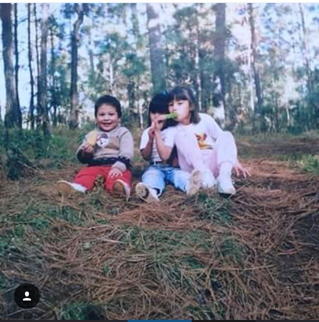 abrilzitha26's tweet photo. @LiviaBritoP yo soy la de en medio jajajaja #mifotodebebe https://t.co/PxqjmjM5RD