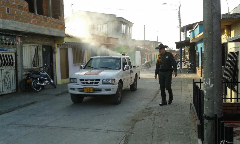 fernandopintoma's tweet photo. Carabineros Risaralda en conjunto con secretaria salud realizan fumigacion  para prevenir la transmisión de zika https://t.co/HBl7q9sKRV